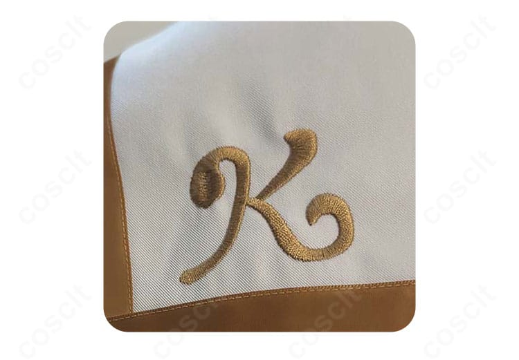 黄前久美子コスプレ衣装の肩周りディテール。襟元から肩への切り替えと装飾の仕上がり。