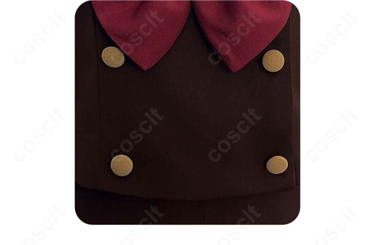 黄前久美子コスプレ衣装のウエスト部ボタンの近接。留め具の配置と質感を確認できる画像。