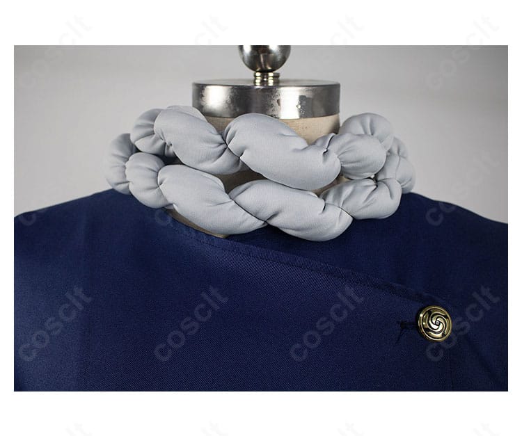 究極メカ丸 コスプレ衣装の襟元と首飾りディテール。高品質刺繍と端処理の仕上げを近接で撮影。