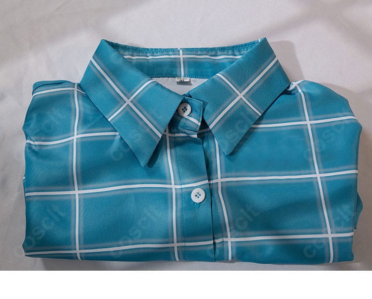 ブルーのシャツ正面。ボタン配置と配色ライン、襟の形状を明瞭に示す。