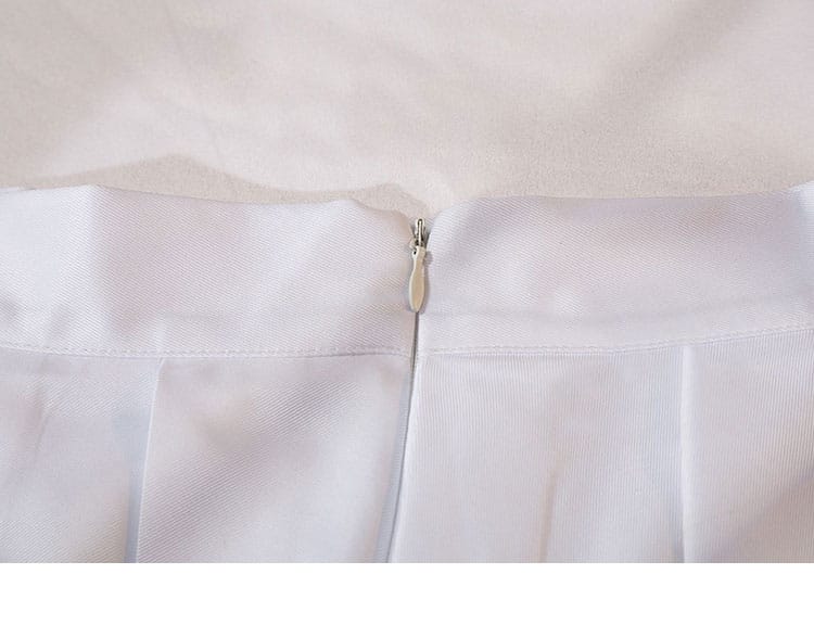 スカートのチェーン装飾部分の接写。質感と取り付け位置の再現性を強調。