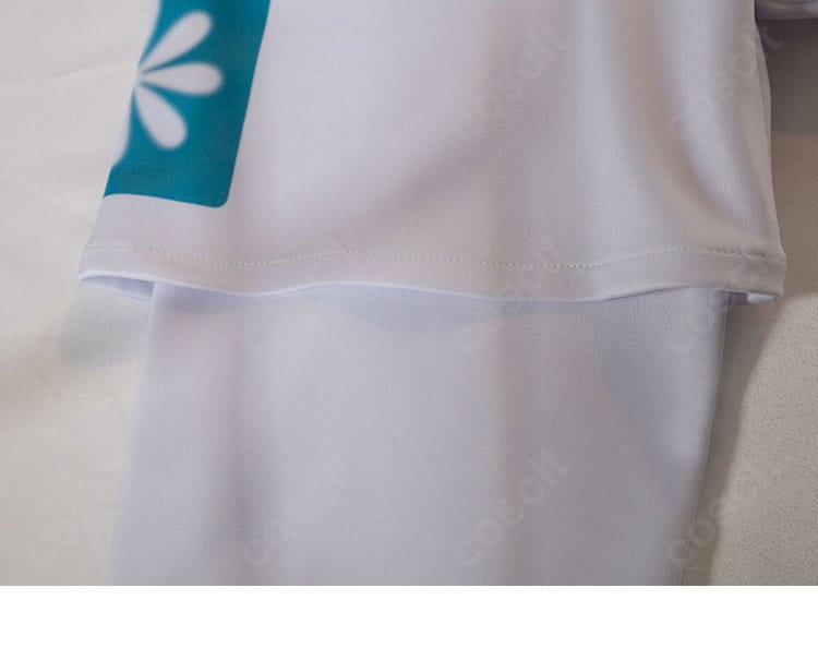 袖口の装飾ディテール。ローソンコラボ特有の配色ラインと仕上げを示す。