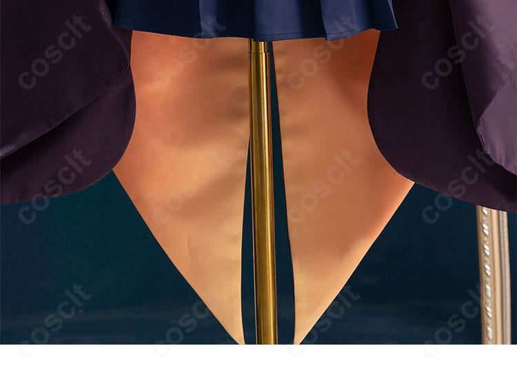 スカート裾のトリムと生地感。柔らかなドレープとハリ感が撮影映えする質感。