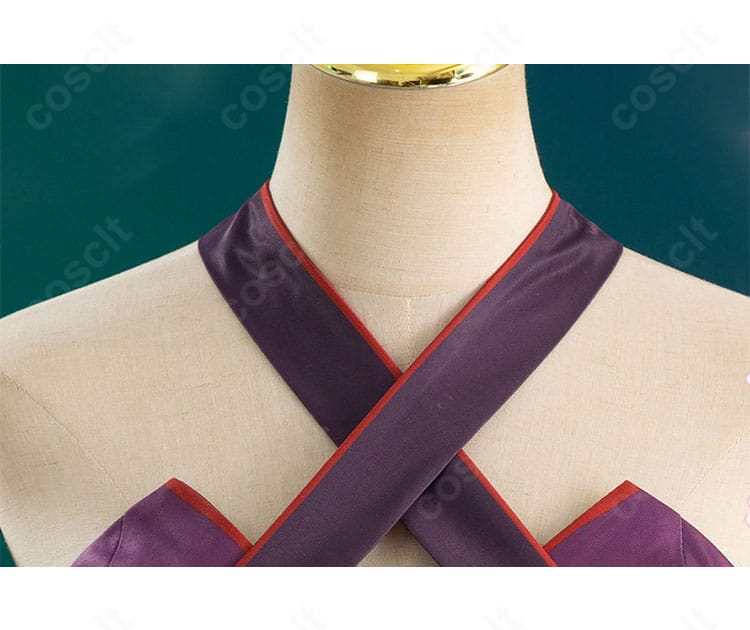 首元の刺繍ディテール。繊細なステッチとエッジの仕上げで高級感を演出。