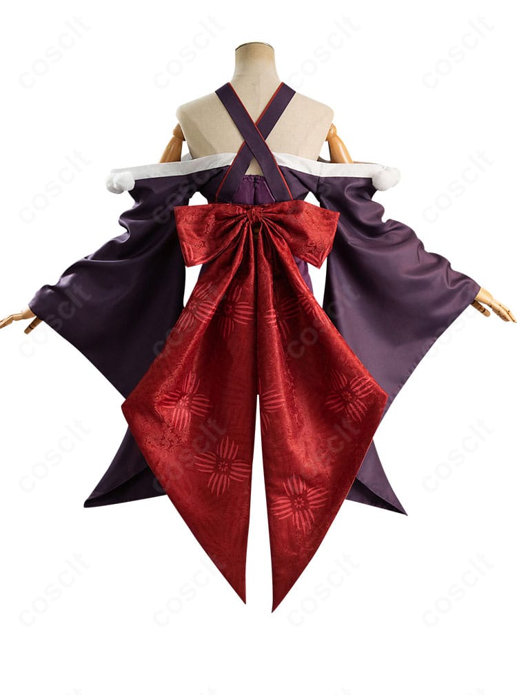 背面全身。大きな蝶結びとコルセットベルトの配置、背中のラインを強調したデザイン。