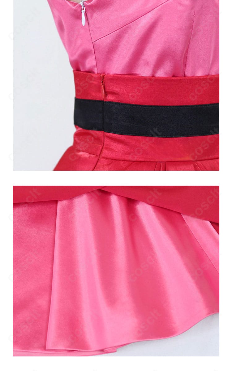 スカートのチェーンと裾装飾の近接。動きに映えるメタルパーツの配置を示す。