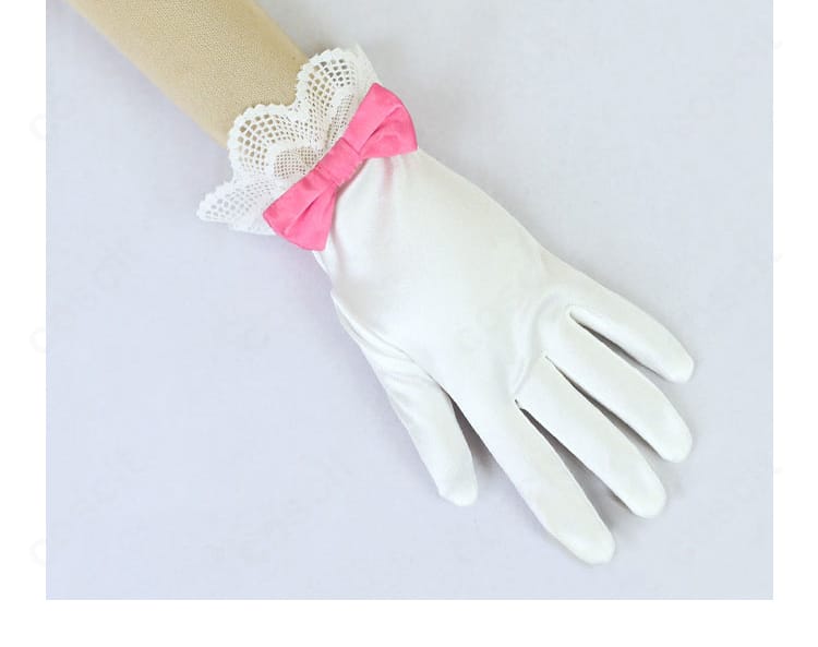 手袋の装飾ディテール。縫製の整いとアクセントパーツの取り付けをクローズアップ。