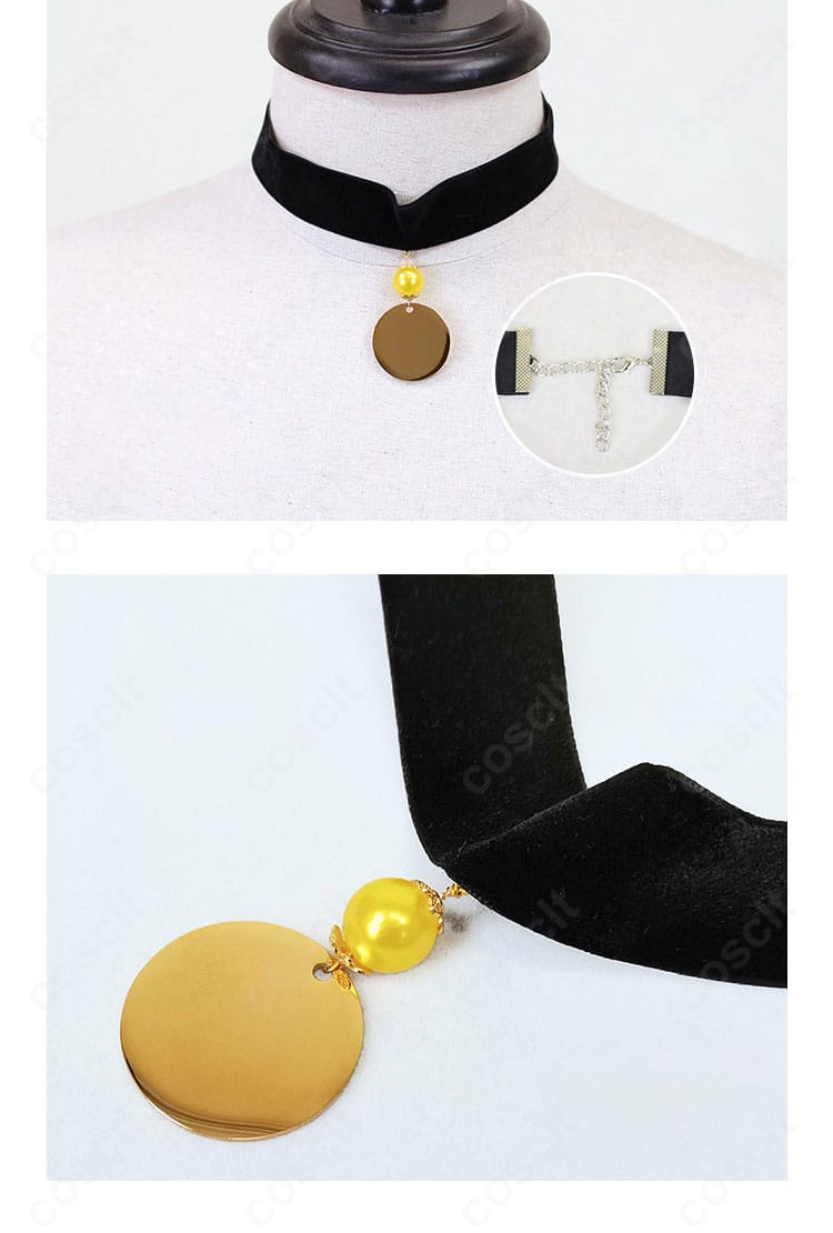 ネックレス（チョーカー）と装飾パーツの近接。首元の存在感と配色ポイントを強調。