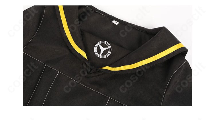 久慈川りせ 制服コスの襟元アップ。襟の形状とステッチ、黄色スカーフの付け位置を詳細に掲載。