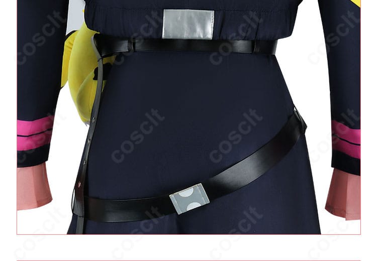 背面ディテールの別アングル。背中の切り替えと装飾の精密さを表現。