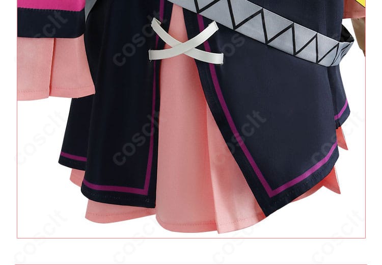 スカート裾の装飾アップ。フレアラインと縁の装飾が映えるショット。