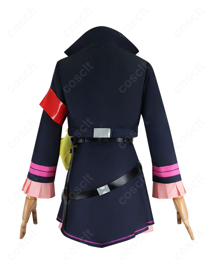 背面全身の衣装。コート背中の切り替えとベルト位置が確認できるカット。