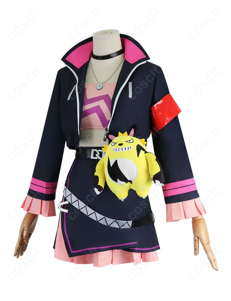 左側面から見た衣装。コートのラインとスカートのフレアが強調されるアングル。