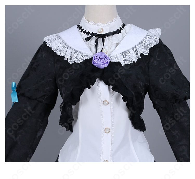 襟元装飾ディテール。襟の形状と胸飾りの質感、レースの重ねをわかりやすく示した接写。