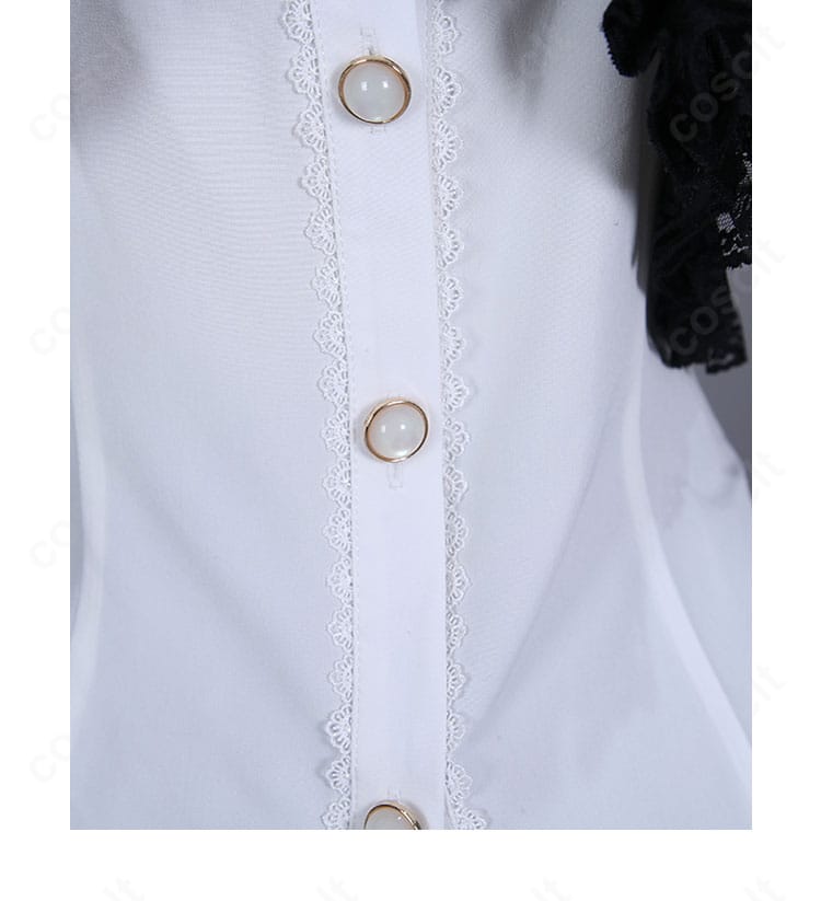 フロントボタンの近接。ボタンの意匠と縫い付け強度、周囲のステッチを示すディテール。