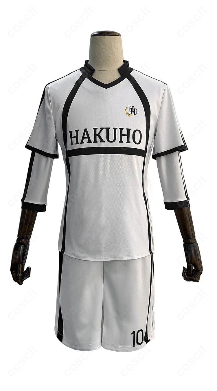 御影玲王コスプレの正面全体。白宝高校サッカー部ユニフォームの配色、胸元のライン、首周りのフィット感、トップスと半ズボンのバランスを鮮明に確認できる画像。