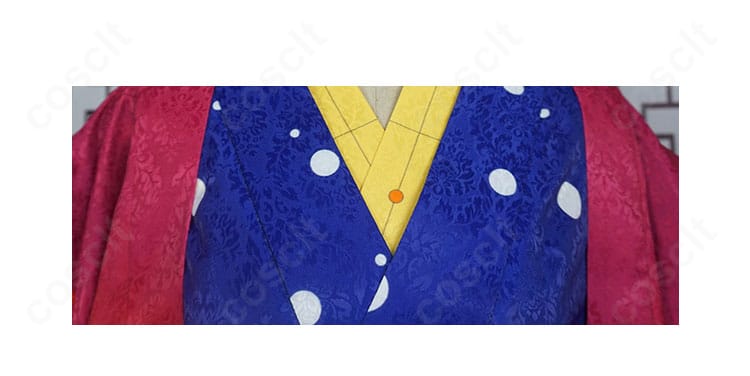 領口の装飾ディテール。襟元の刺繍とアクセサリーの配置が上品さを引き立てる近接写真。