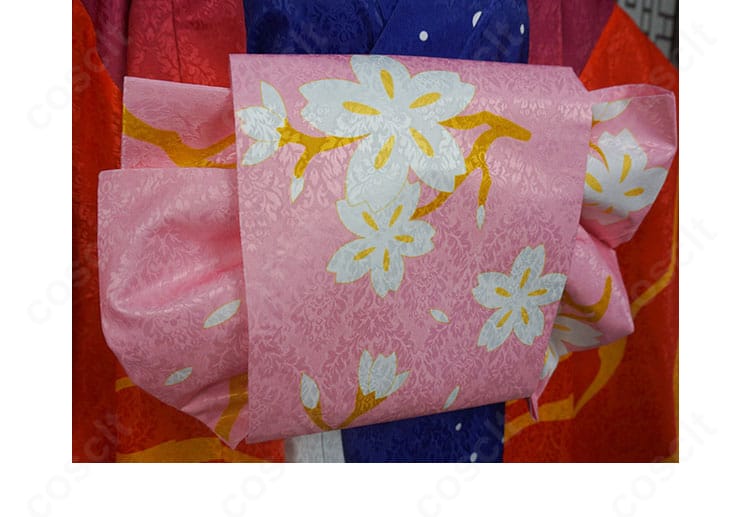 腰まわりの装飾ディテール。帯と飾りの重なりによる豪華さとバランス設計が分かるクローズアップ。