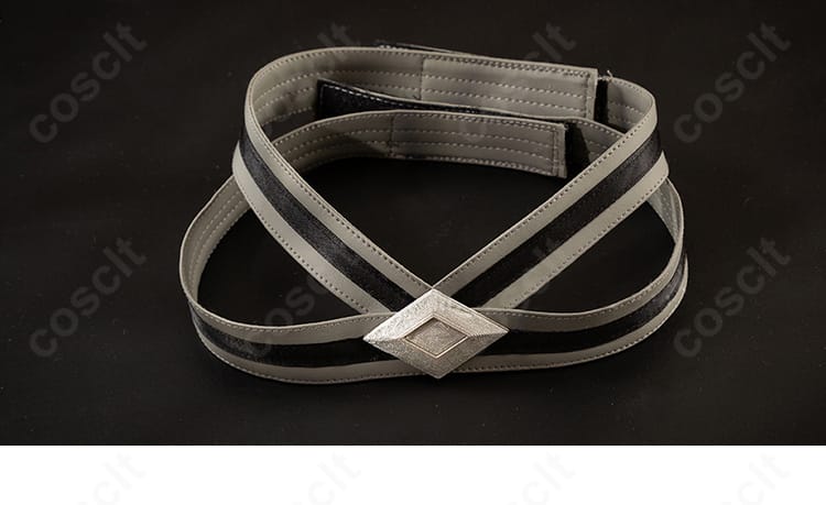 ズボンのアクセサリー部アップ。サイドチェーンと金具固定の様子