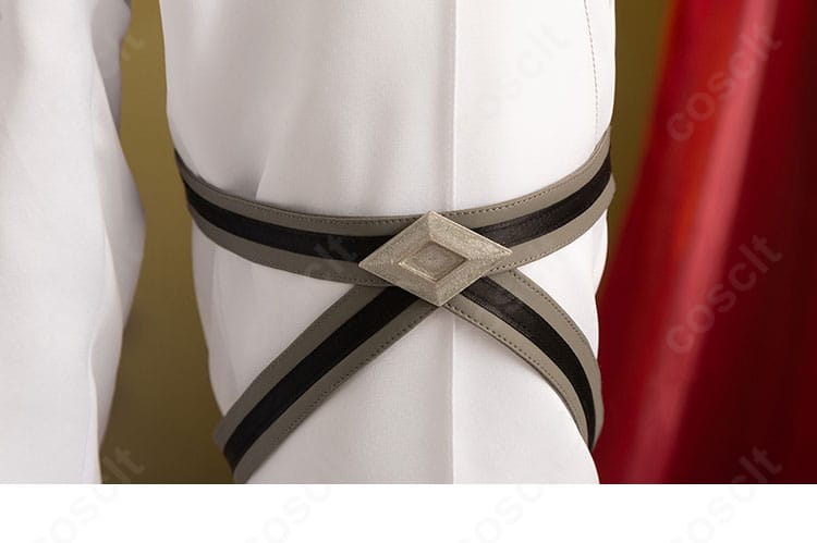 ズボン裾の装飾ディテール。金縁とパイピングの仕上がり