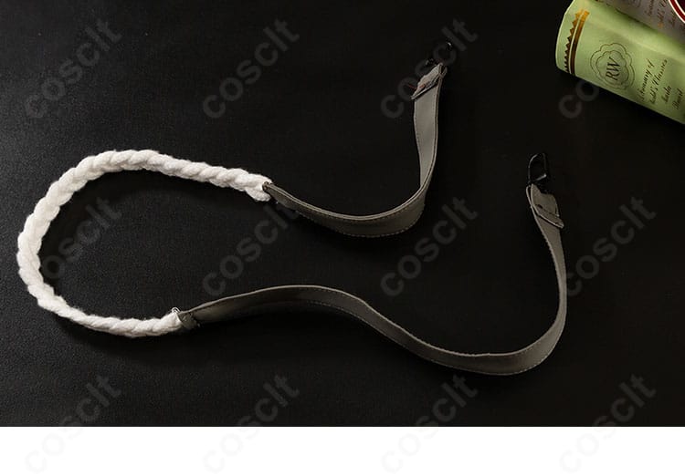 腰帯アクセサリーのディテール。固定方法と質感の近接図