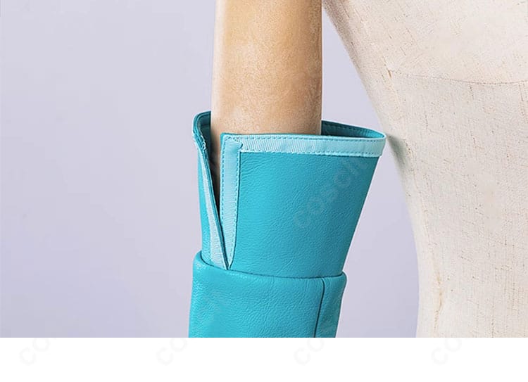 手袋の装飾ディテール。甲部分のデザインと素材感が分かるクローズアップ