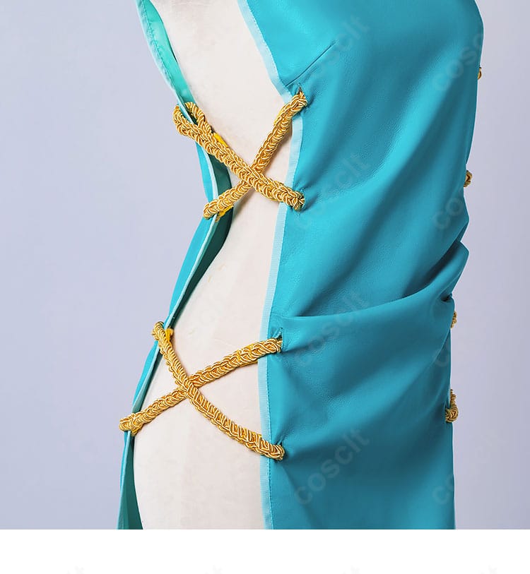 服の側面装飾ディテール。パーツの重なりとステッチの精度を示す近接画像