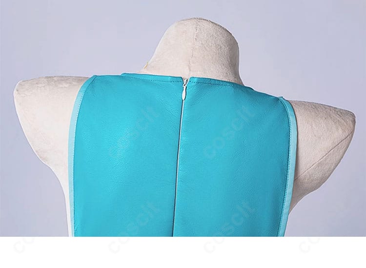 背面衣装チェーンのディテール。金具の質感と取り付け位置を明確に写した画像