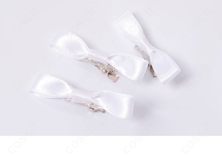 付属の髪飾りのアップ。ワンピースと調和する配色と装飾でキャラクターイメージを仕上げます。