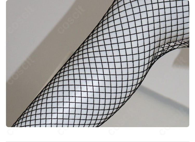 大川村寧 コスプレ衣装 網タイツの質感アップ。細かな編み目と足元コーデの印象がわかる画像