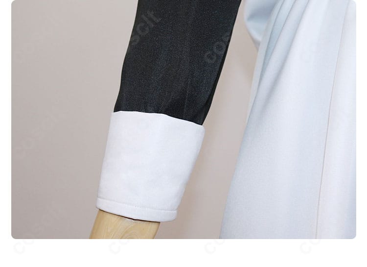 大川村寧 コスプレ衣装 袖口ディテール。カフスの装飾と縫い目の仕上げが確認できるアップ
