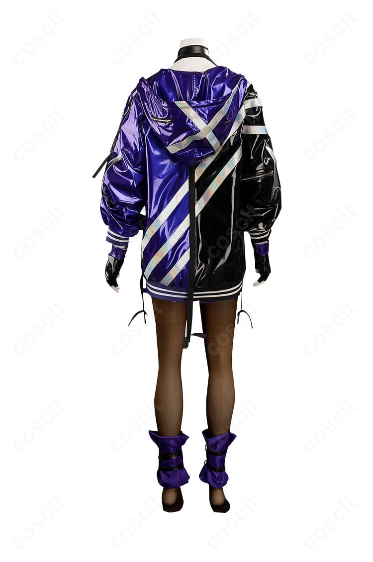 鉄拳8 麗奈 コスプレ衣装の背面。コートの後ろ姿と裾のライン、背面パーツの再現度を示します。