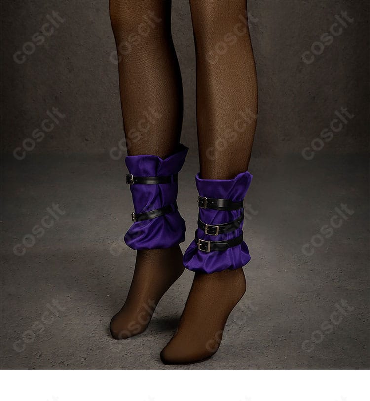 脚部と装飾のディテール。ソックスと足首飾りの質感、脚線の見え方が分かる画像。