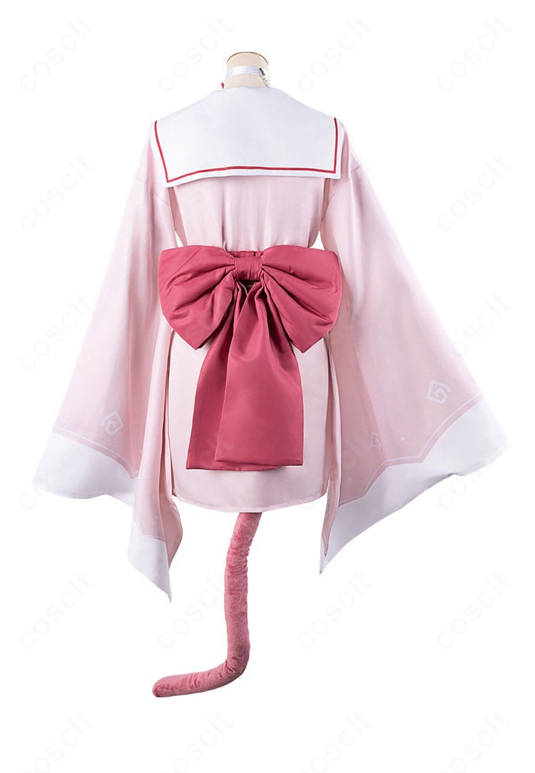 背面全体像。帯と背部の蝶結び、尻尾飾りのシルエットを明確に示したショット。