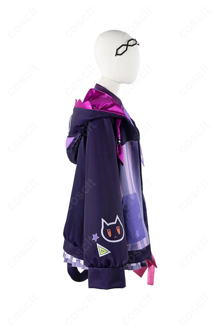 右側ディテールの近接。シンプルで上品な縫製ラインと留め具の配置をチェック