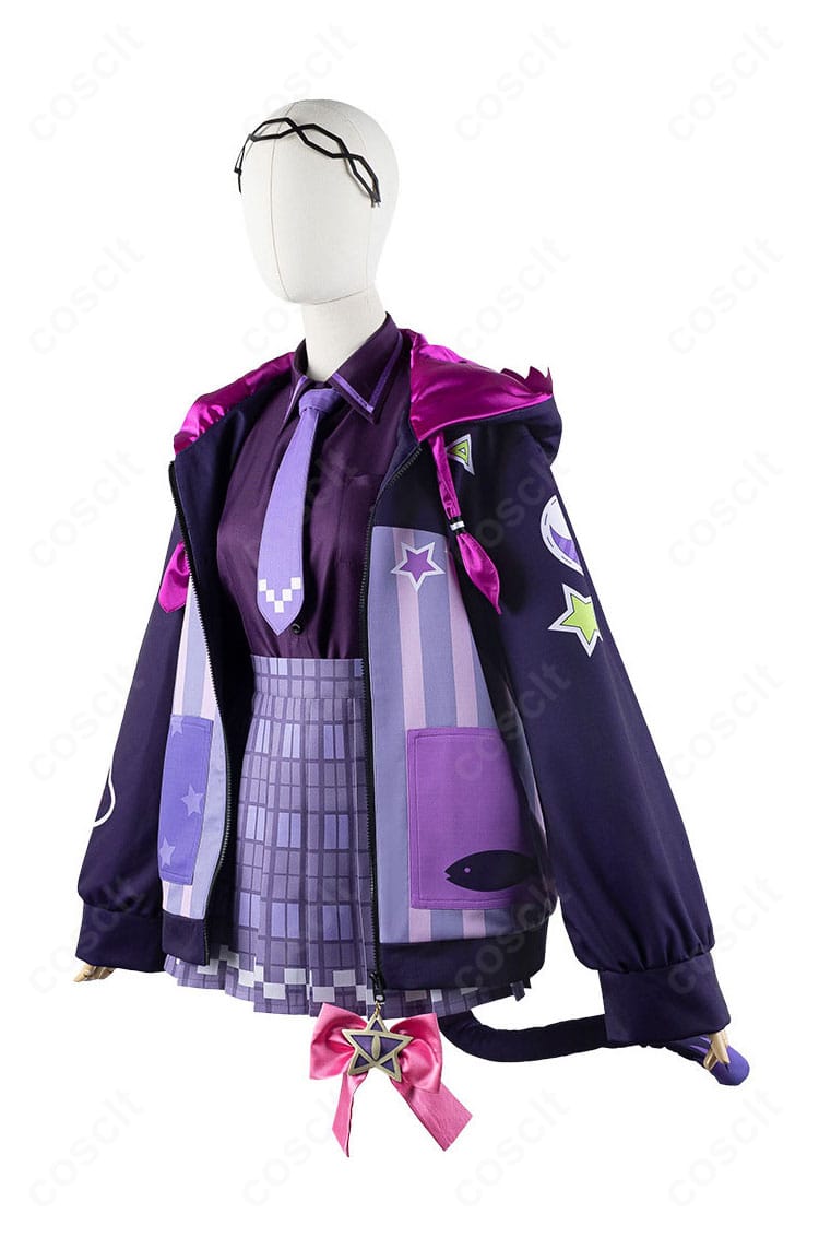 紫咲シオン 新衣装の左斜めアングル。コートの立体感とウィッチテイストの装飾を強調