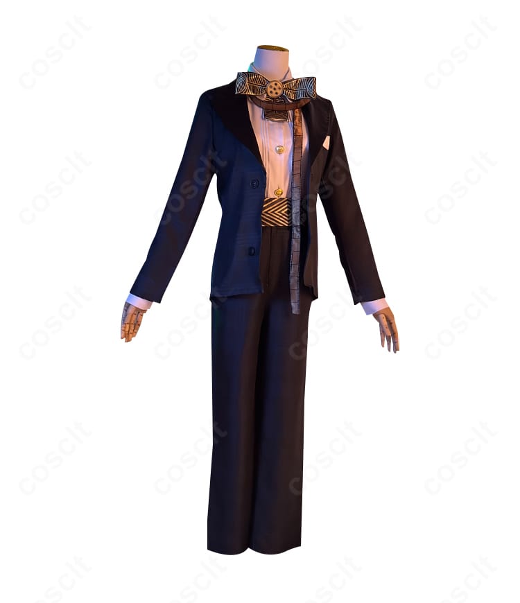 第五人格 囚人コスプレ衣装の側面。コートのラインと袖のフォルム、装飾の位置関係を確認。