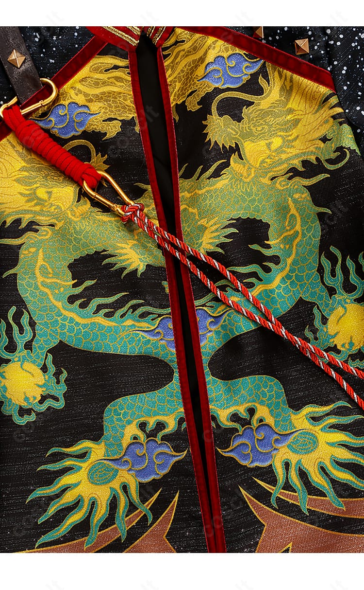 影片みか コスプレ衣装の装飾ディテール。徽章、刺繍、ベルト金具など細部の質感と作り込みを強調。