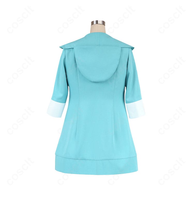 リコ私服コスプレの背面ディテール。コートの後ろ姿のラインとボディバッグの位置関係を確認できる背面ショット。