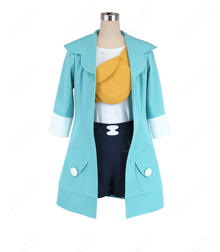 リコ私服コスプレの正面ディテール。コートの直線的なラインとトップスの配色、ショートパンツの丈感がわかる構図。