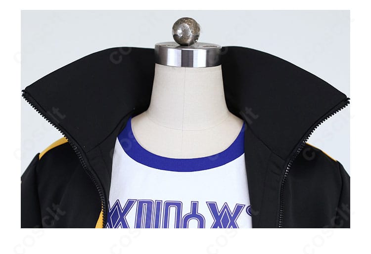 襟元ディテール:Tシャツ×コートの重なりと襟の装飾再現