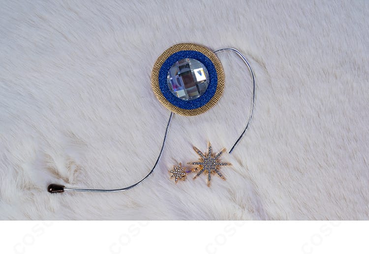 深海奏汰コスプレアクセサリー一式(胸飾り・耳飾り・チェーン)のクローズアップ