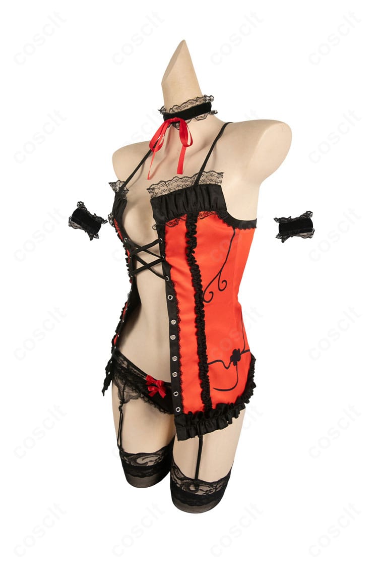 時崎狂三 ランジェリーVer コスプレの側面。ガーターベルトと曲線を強調するシルエットが特徴。