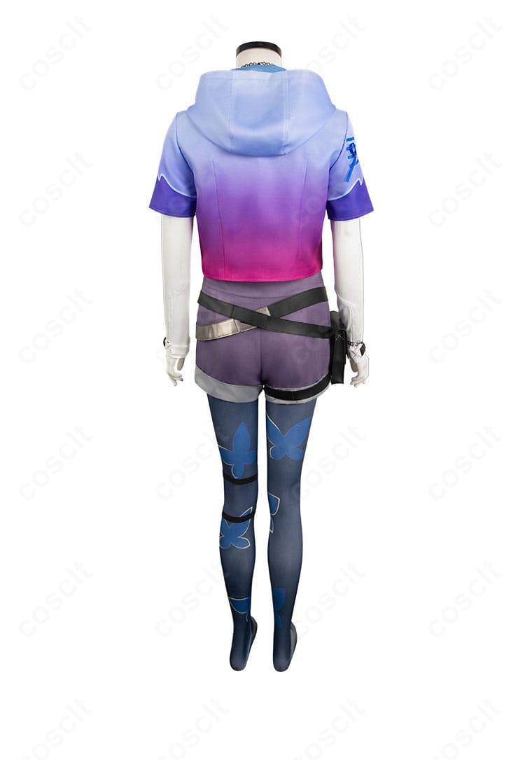 VALORANT クローヴ コスプレ衣装 背面。バックベルトとポーチ配置、裾のシルエットをリアルに再現。