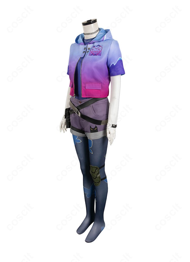 クローヴ コスプレ衣装 側面ビュー。コートのラインとベルト類の立体感が強調され、スタイリッシュな印象。