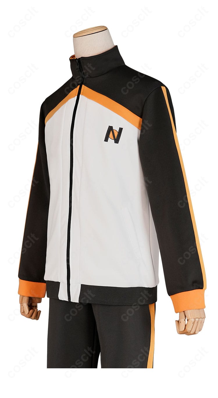 ナツキ・スバル衣装の左側面。肩から裾に流れる配色ラインとパンツのストレートシルエットを確認できます。