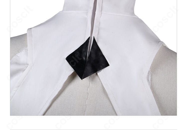 背面ディテールの近接画像。背中の切替と装飾パーツの固定方法が確認できる。