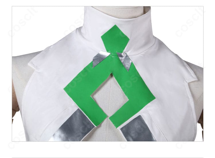 襟元の装飾ディテール。繊細な刺繍と縁取りで女神らしい気品を表現。