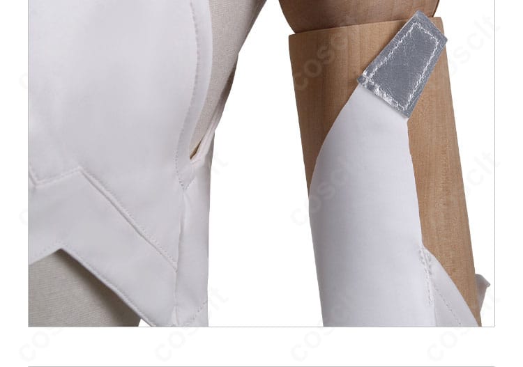 袖の装飾ディテール。袖口のカフと刺繍ラインの仕上がりが分かるアップ。