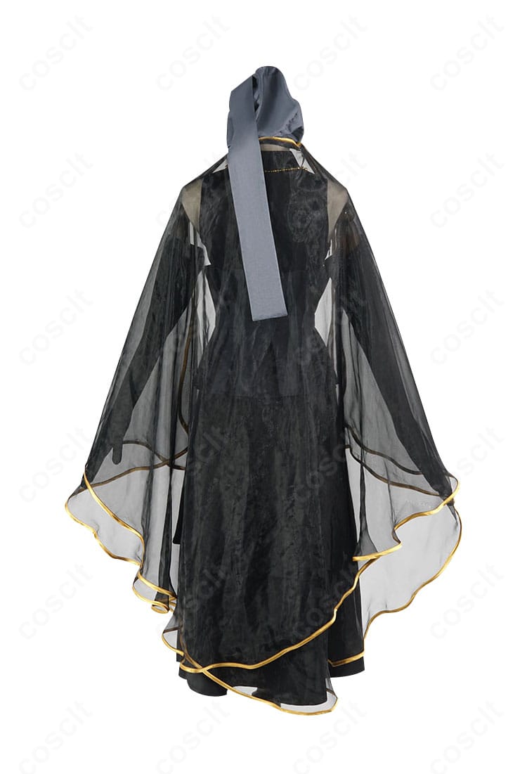 日向ヒナタ ウェディングドレスコスプレ衣装の背面。背中の開閉部とトレーン風シルエットを撮影